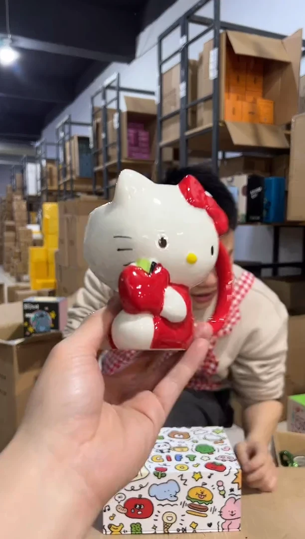 【闪购商品】杯红色kt抱苹果全身杯无礼盒