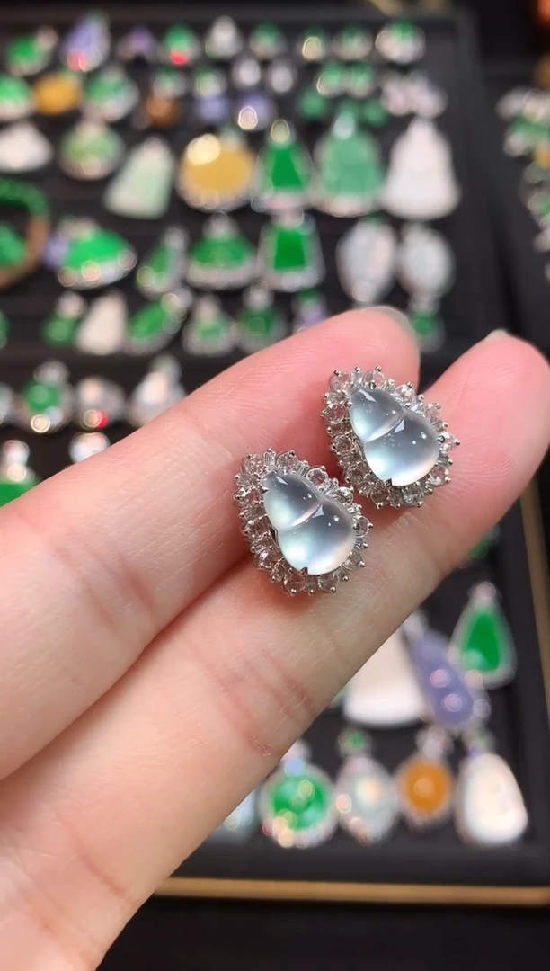 18K金镶嵌翡翠耳饰玻璃种极光白葫芦