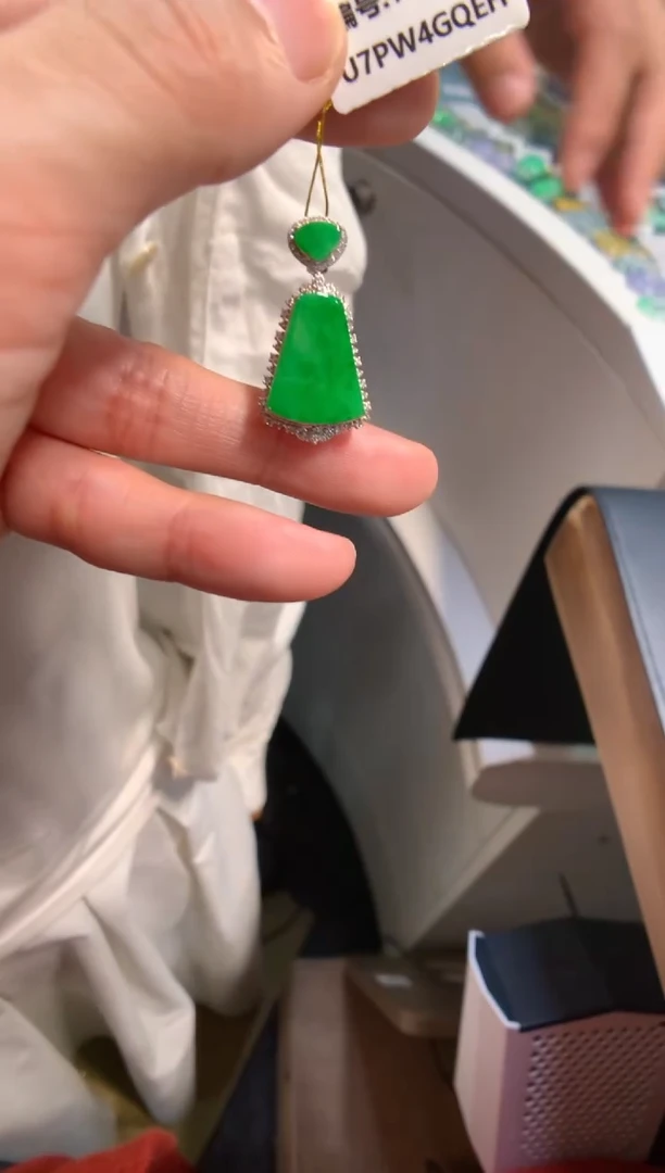 颈饰18K金镶嵌翡翠无事牌