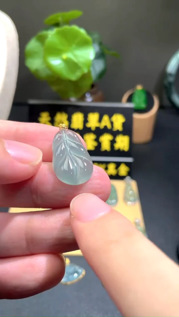 颈饰18K金镶嵌翡翠翡翠A货