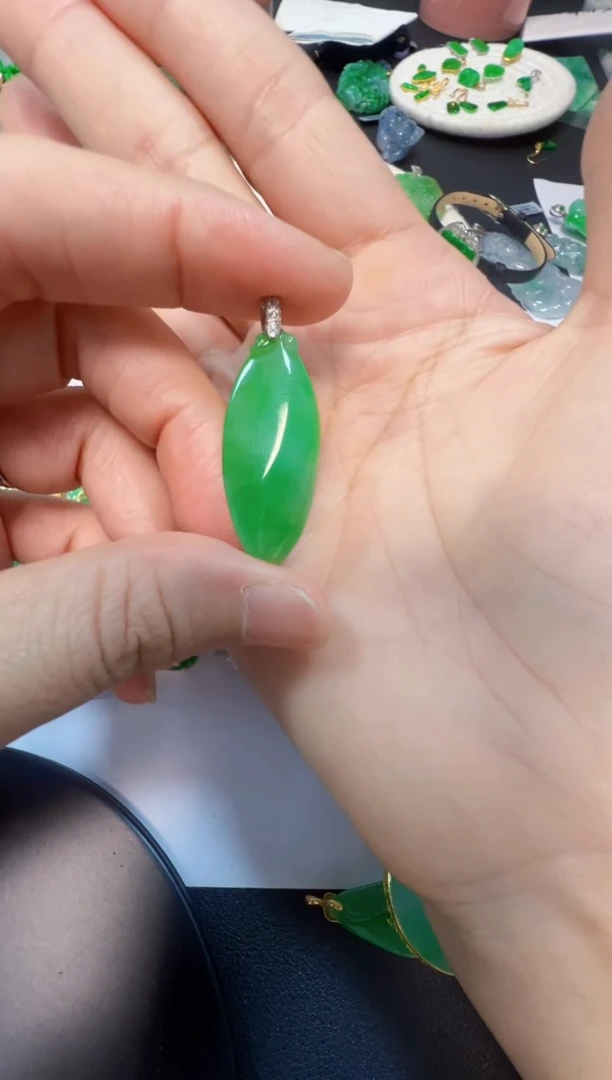 翡翠18K金镶嵌吊坠(不含链)5800