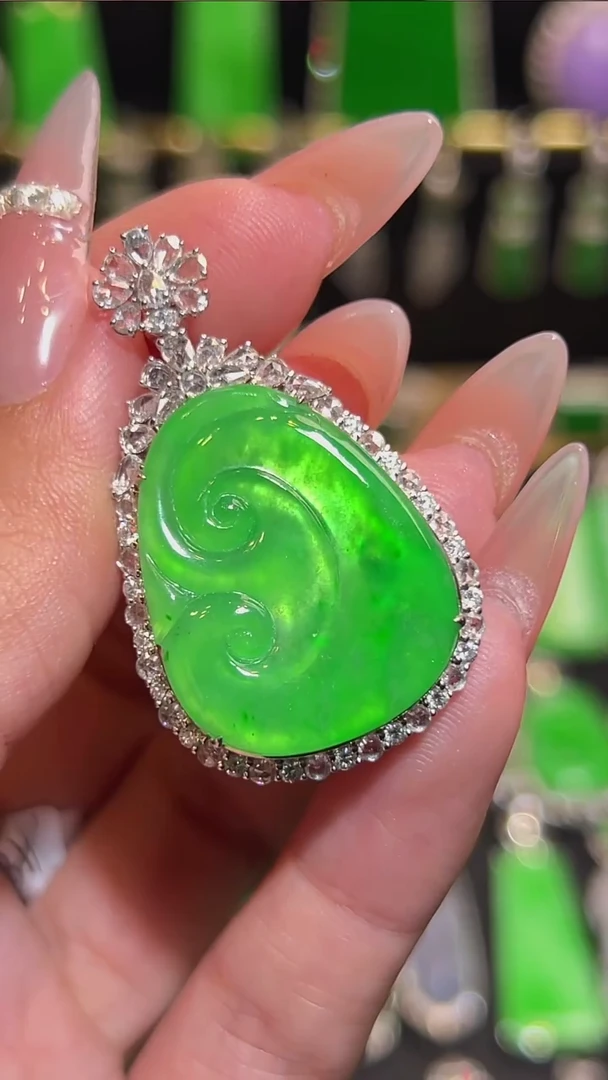 18K金镶嵌挂件翡翠吊坠