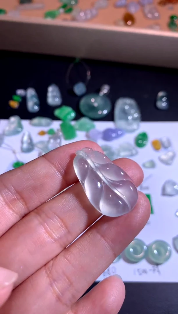 颈饰未镶嵌翡翠叶子