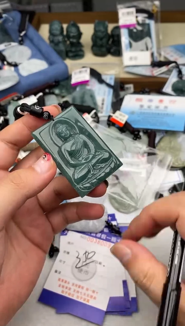 翡翠未镶嵌颈饰多样性发其一