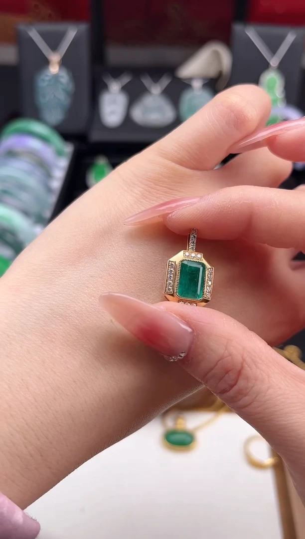 【闪购商品】祖母绿颈饰18K金镶嵌吊坠