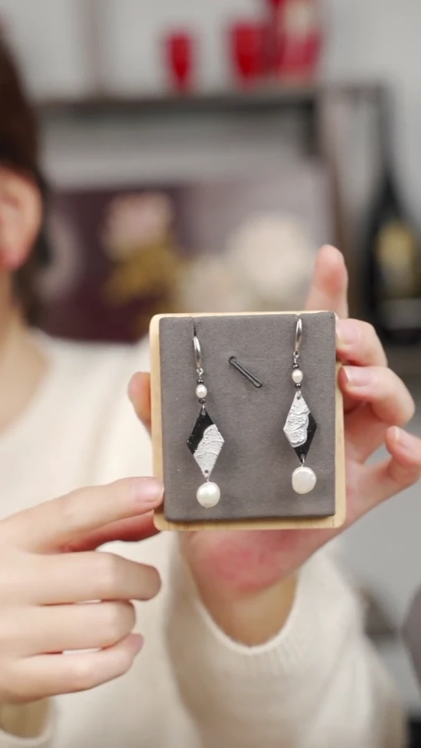 四时有序漆彩扫粉银耳饰