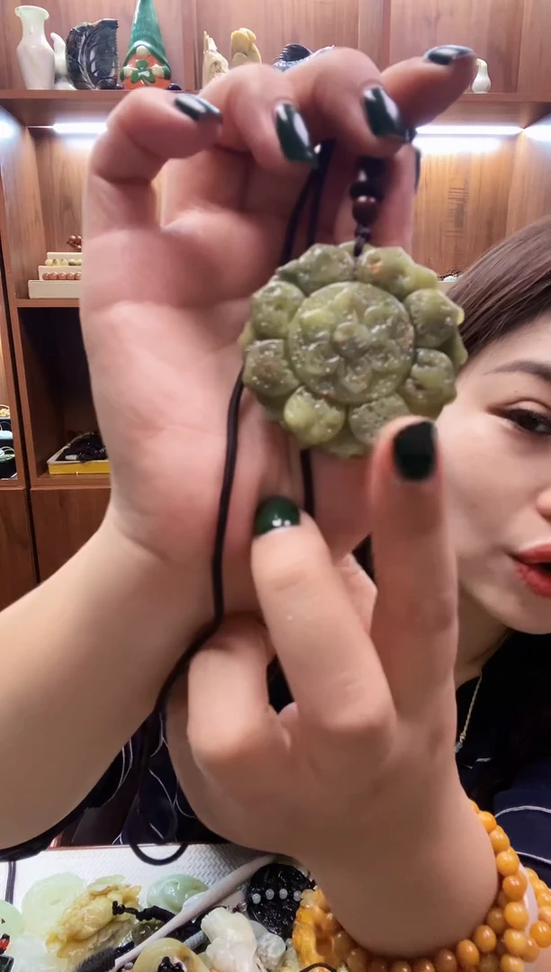 未镶嵌蛇纹石玉吊坠