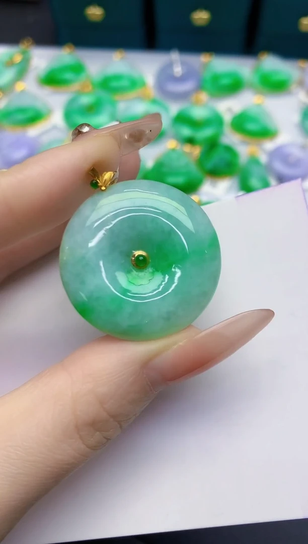 颈饰18K金镶嵌翡翠缅甸天然翡翠A货