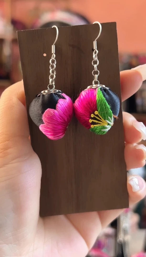 织绣民族风老绣饰品168