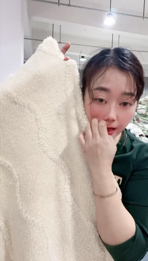 牛奶绒主播手上展示的产品   瑕疵