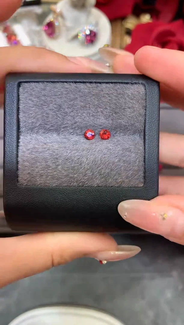 裸石尖晶石圆切 橙色调2/P 0.52ct