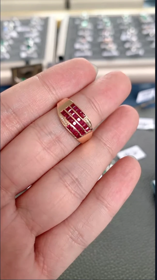 18K金镶嵌戒指红宝石1.8克拉