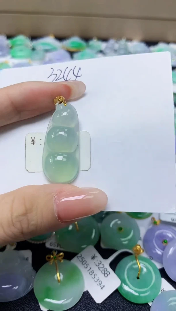 翡翠18K金镶嵌颈饰天然缅甸翡翠A货