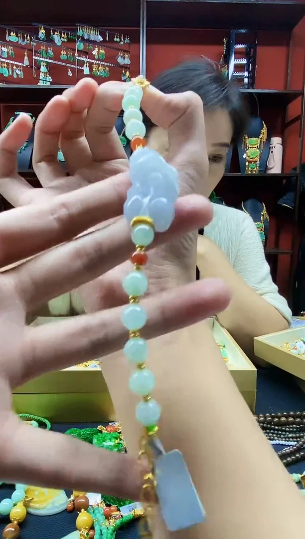 颈饰未镶嵌翡翠手串