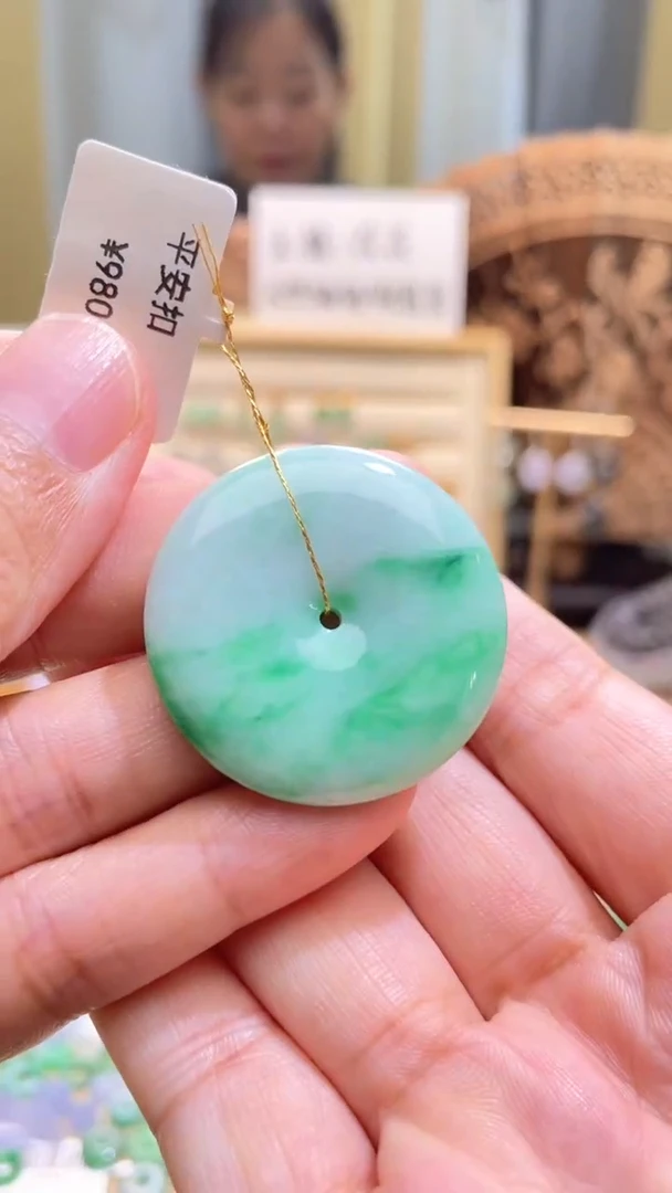 颈饰未镶嵌翡翠平安扣