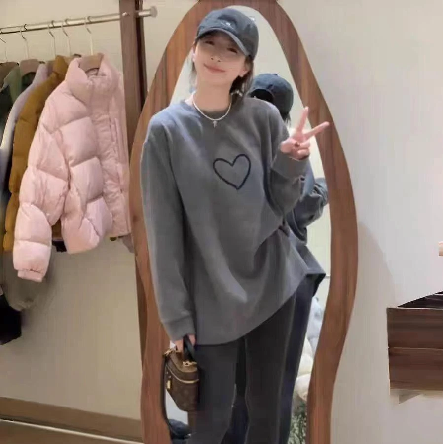 设计感小众磨毛长袖t恤女秋冬新款爱心高级感百搭圆领休闲打底裤