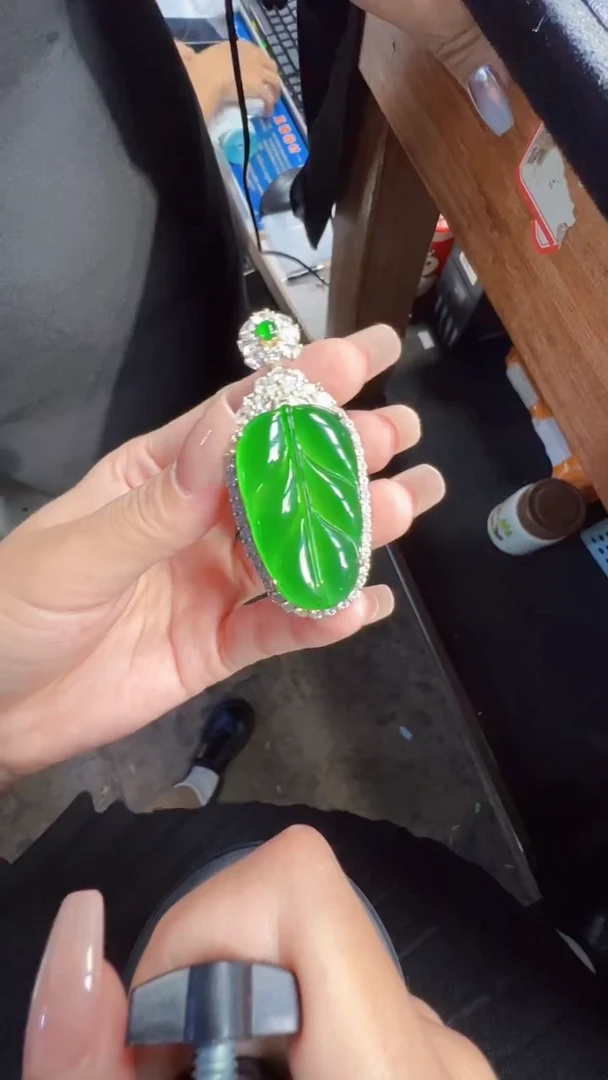 未镶嵌定制翡翠翡翠A货有轻微色差属于正常现象，叶子多样性发货1