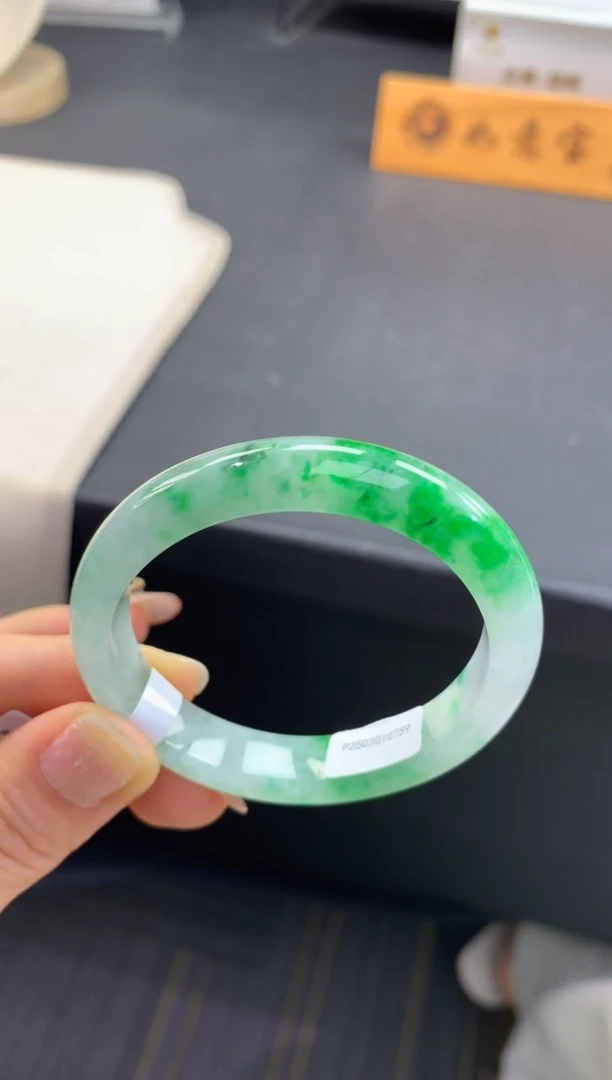 翡翠手镯未镶嵌..........