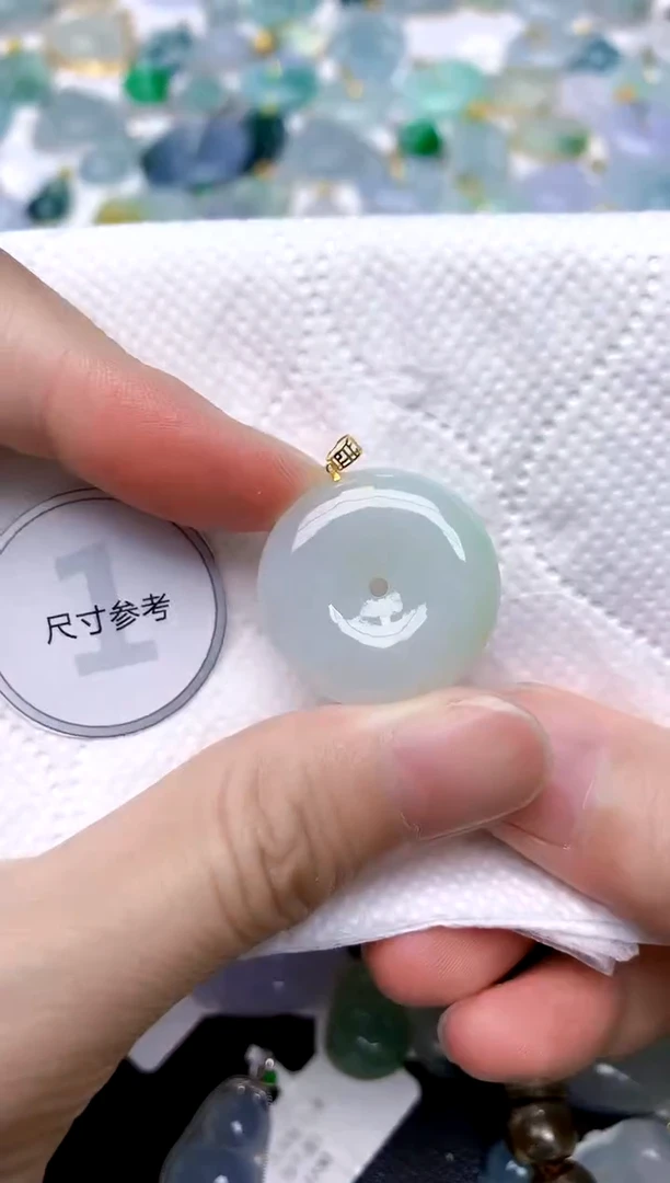 颈饰18K金镶嵌翡翠天然A货翡翠