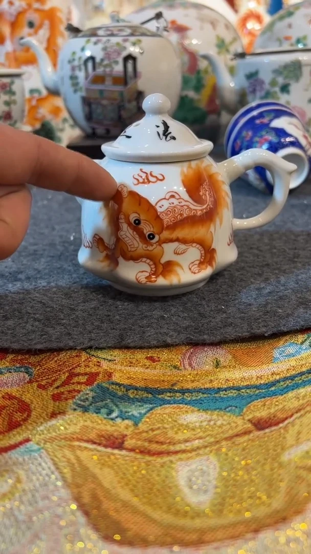 摆件瓷摆件瓷摆件瓜棱狮子小壶