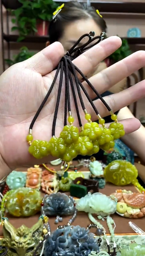 未镶嵌岫玉吊坠多样性发货发其中之一