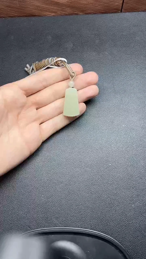 吊坠(赠链)未镶嵌和田玉且末微色差迪克兰一细吊坠