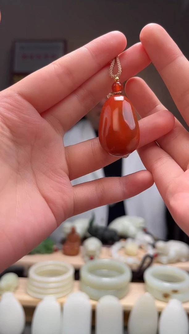 颈饰未镶嵌南红玛瑙吊坠