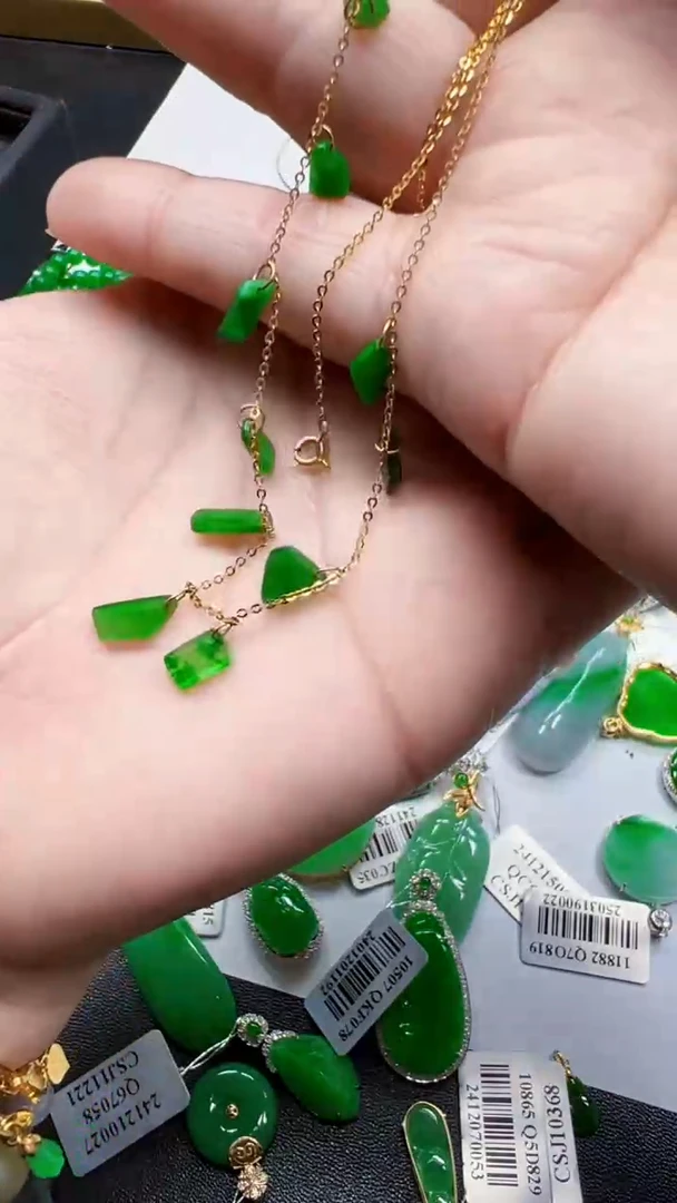 翡翠18K金镶嵌颈饰项链