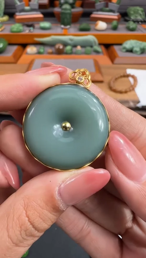 颈饰18K金镶嵌和田玉1