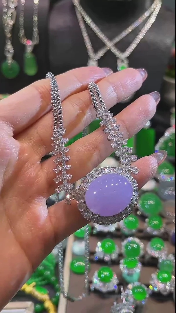 翡翠18K金镶嵌颈饰吊坠