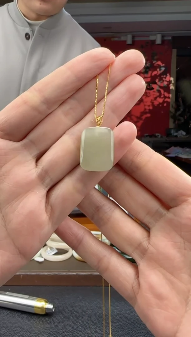 颈饰18K金镶嵌和田玉高冰晴无事牌