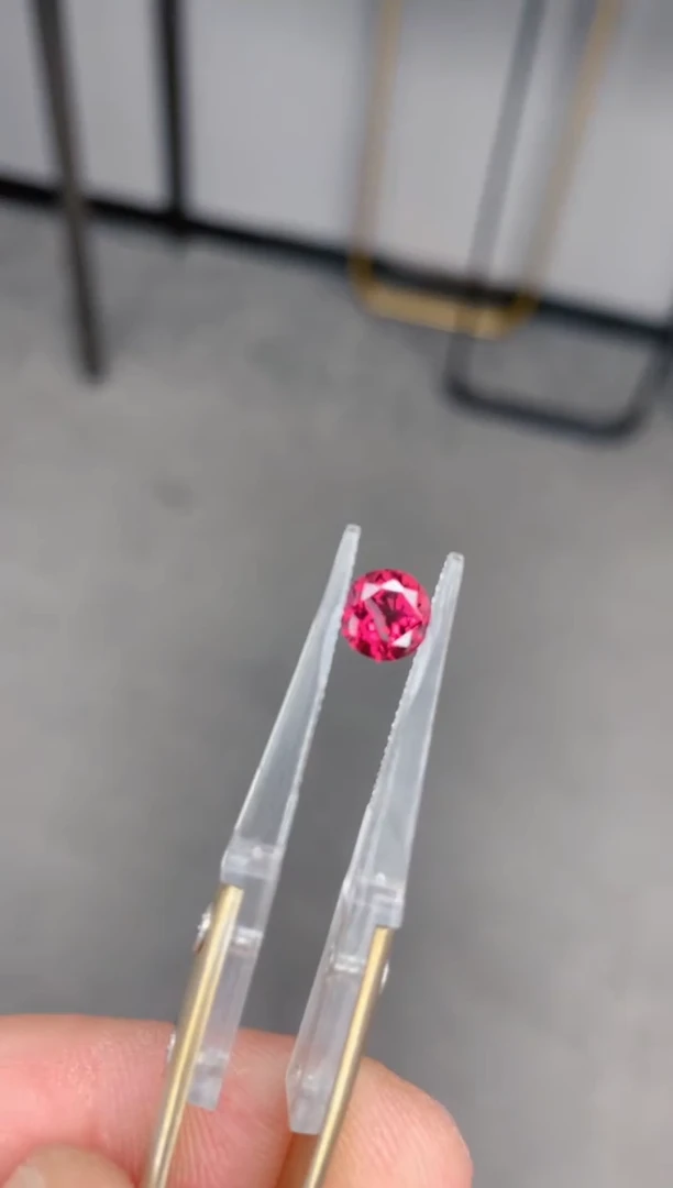 未镶嵌裸石石榴石1ct 镁铝榴石