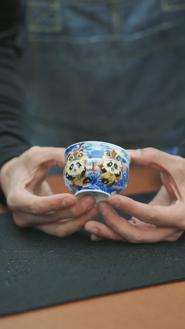 熊猫醒狮闹春图单杯