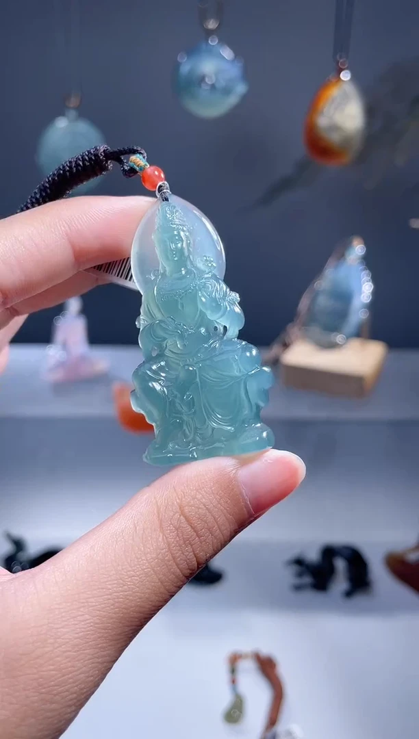 翡翠未镶嵌颈饰观音自在