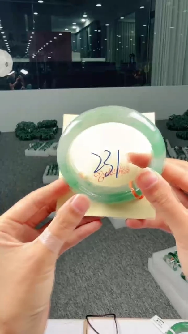 未镶嵌手镯石英质玉（非洲翠）有天然洒金亮片/矿点/棉线231