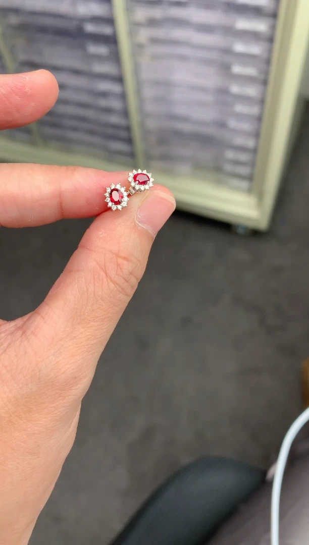 【闪购商品】红宝石耳饰18K金镶嵌37分鸽血红耳钉