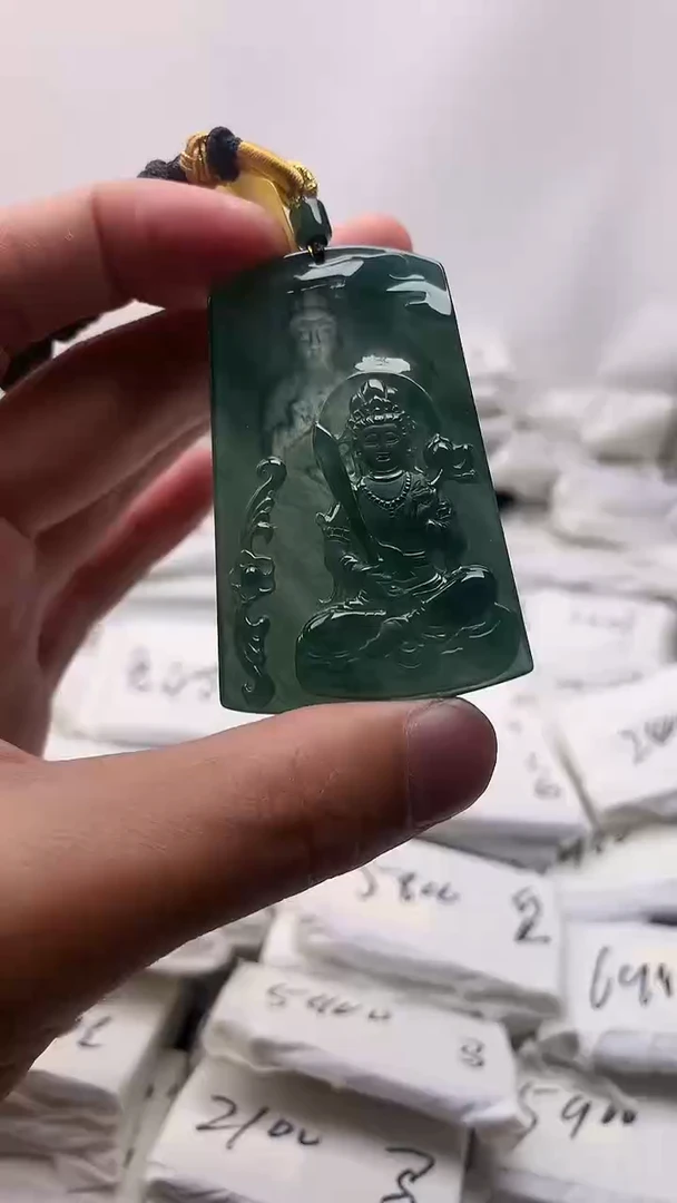 翡翠未镶嵌颈饰虚空藏