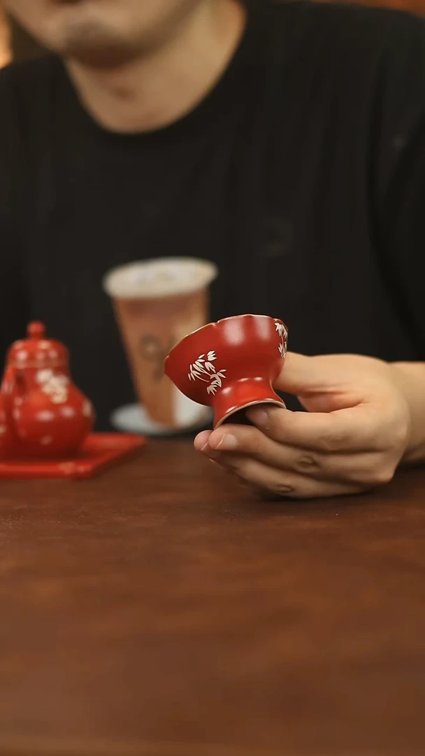 瓷片故宫红高足花口杯