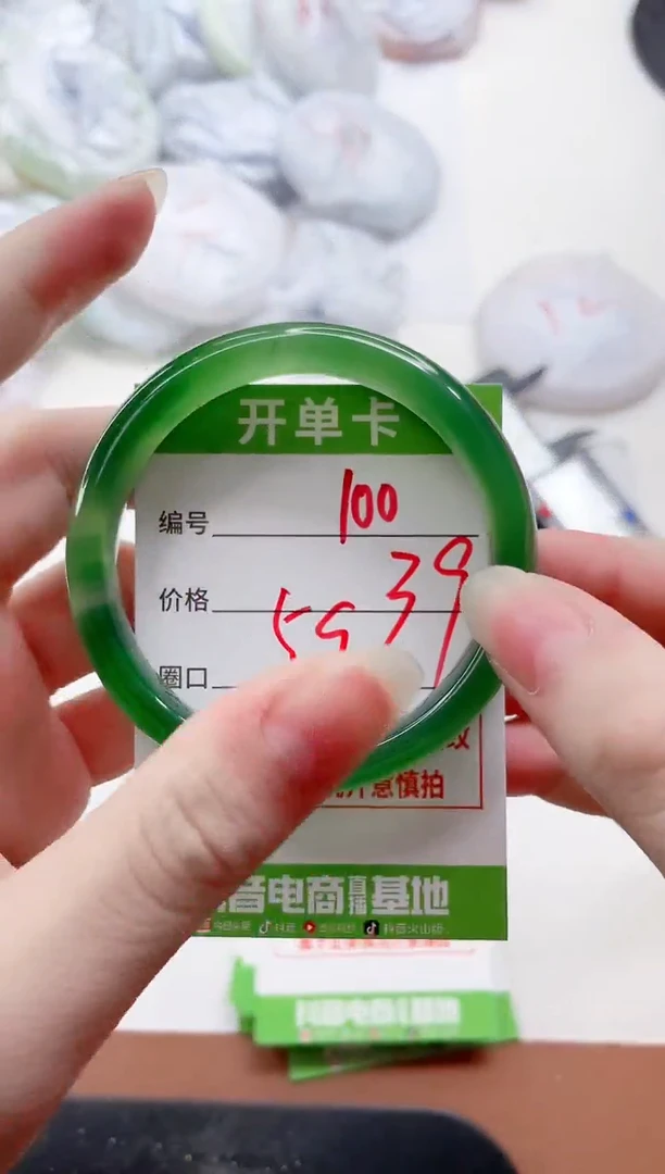 玛瑙/玉髓手镯未镶嵌100