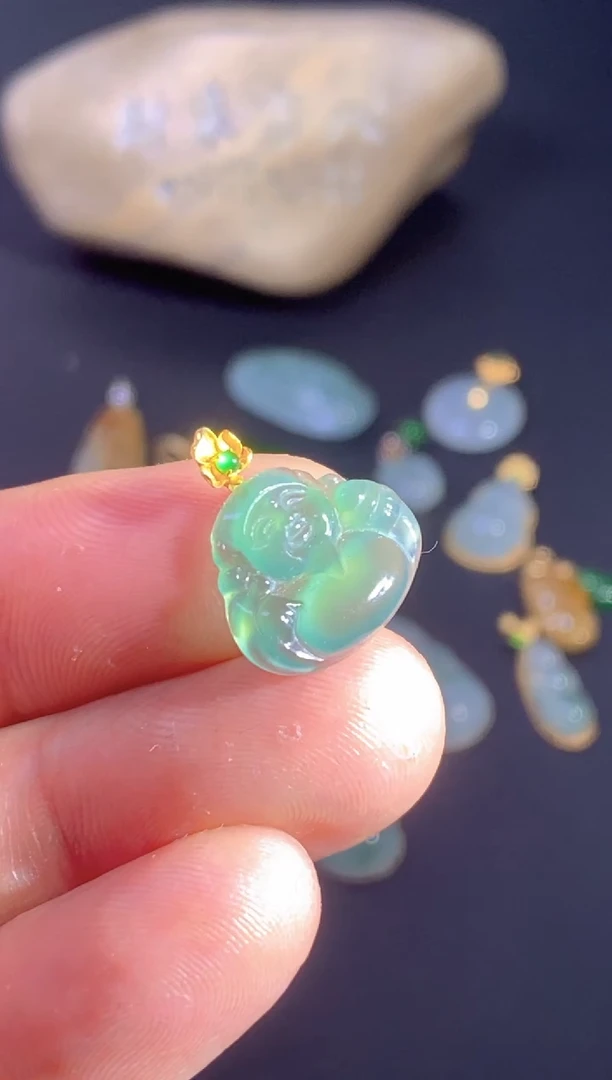 颈饰18K金镶嵌翡翠