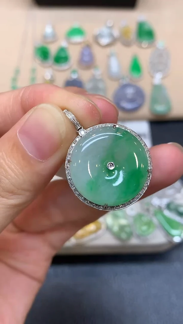 颈饰18K金镶嵌翡翠平安扣【无服务费