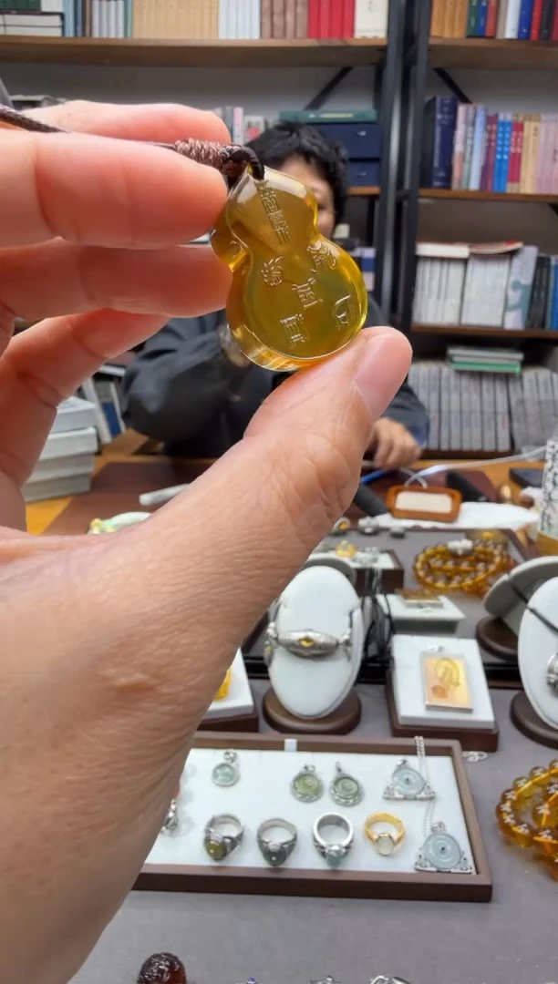 琥珀颈饰未镶嵌五岳真形图吊坠