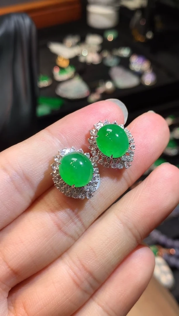 翡翠18K金镶嵌耳饰高冰满绿蛋面耳钉