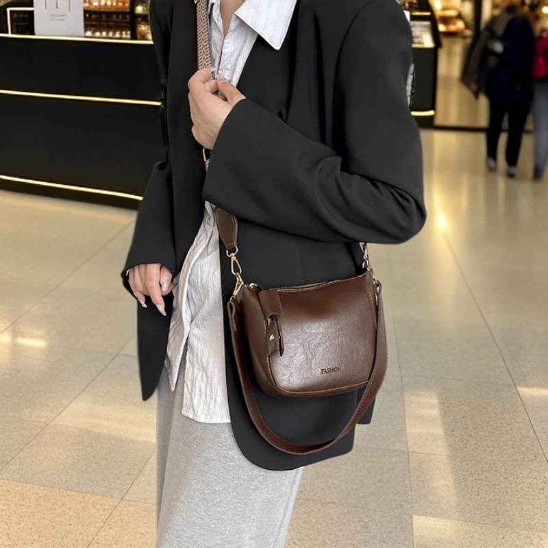 爆款饺子包复古小包包女秋冬百搭2025新款小众设计宽带单肩斜挎包