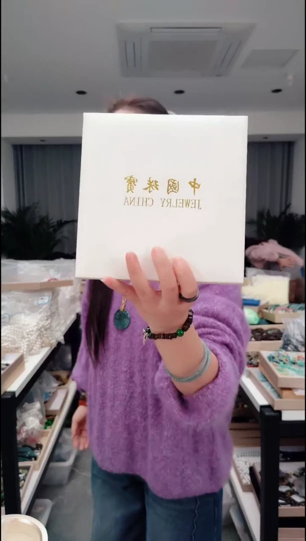 羽毛2646白色方盒子