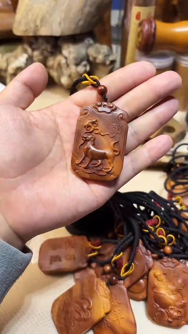 柏木（崖柏）南太行崖柏黑油吊坠无事牌狗