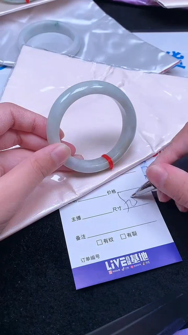 未镶嵌手镯翡翠.