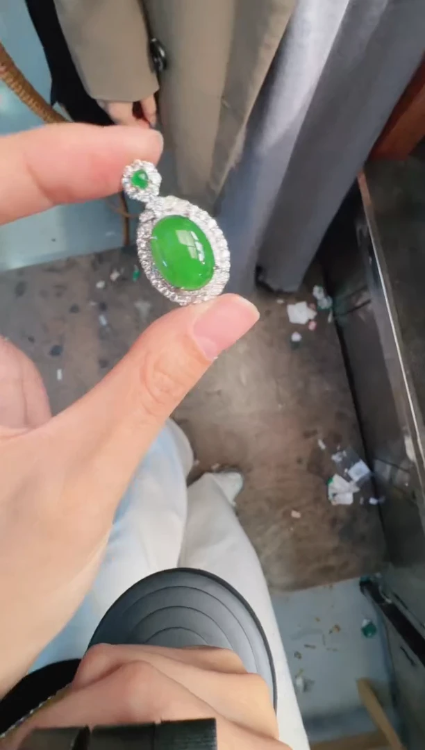 未镶嵌定制翡翠A货有轻微色差属于正常现象，吊坠1
