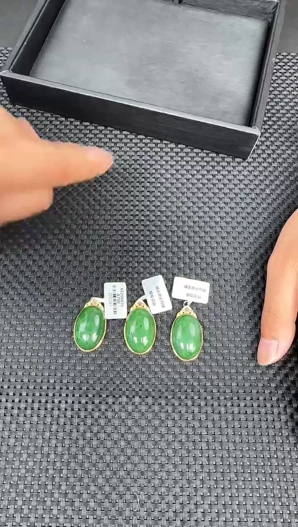 吊坠(不含链)银S925镶嵌和田玉一个，多样性发一件