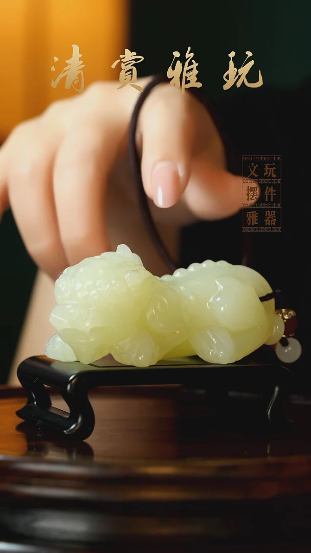 玉《吞金貔貅》手把件摆件